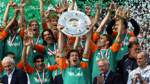 
        Die Meisterschale in der Hand: Der damalige Mann-
        <br>
        schaftskapitän und heutige Werder-Sportchef Frank Baumann jubelt mit seinen Teamkollegen über den Titel. Knapp 20 Jahre ist dieses Foto alt. Es waren damals Werders goldene Jahre, der Verein spielte nach dem Double mehrere Jahre in der Champions League.
    