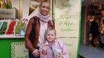 Melanie Hartwich und ihre sechsjährige Tochter Lara lieben Schmalzkuchen.