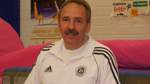 Werner Mickler (61) ist unter anderem als Dozent an der Deutschen Sporthochschule in Köln tätig. Zudem bildet er künftige Fußball-Bundesligatrainer im Bereich der Sportpsychologie an der HWA in Hennef aus.