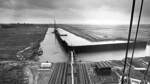 1960 beginnen die Bauarbeiten zum neuen Hafen am linken Weserufer. Dieses Foto zeigt den Baufortschritt im Jahre 1961.