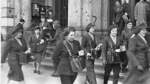 Häufig im Stadtbild der 1960er-Jahre zu sehen: Briefträgerinnen auf dem Weg in die Stadtteile.