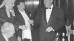 Berlins damaliger Bürgermeister Willy Brandt 1960 beim Stiftungsfest der Eiswette. Neben ihm Senator Borttscheller, links vorne Bürgermeister Kaisen.