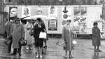 1961: Bei Regen warten Menschen an der Straßenbahnhaltestelle am Markt auf ihre Tram. Im Hintergrund ist Wahlwerbung zu sehen. Die Bundestagswahl steht kurz bevor. Der WESER-KURIER titelte damals: "Die Wähler stehen im Regen".