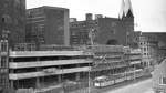 Dem Parkhochhaus-Neubau der Baumwollbörse wird im April 1961 die Richtkrone aufgesetzt.