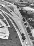 1961: Luftbildaufnahme der im Bau befindlichen B 75 / Oldenburger Straße bei Grolland. Die Duckwitzstraße verläuft rechts und unter der Hochstraße hindurch. Am linken Bildrand ist die Firma Oelkers zu sehen.