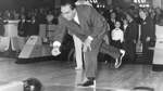 Prominenter Besuch im Jahr 1962: Der ehemalige Boxer Max Schmeling im neu eröffneten Bowling-Zentrum in Osterholz-Tenever.