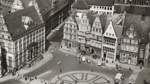 1963: Blick von oben auf den Marktplatz. Seinerzeit noch mit Zebrastreifen und Parkplätzen direkt vor der Raths-Apotheke.