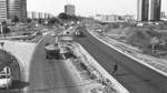 Diese Aufnahme zeigt die neue, auf vier Spuren ausgebaute Franz-Schütte-Allee an der Autobahnauffahrt Bremen-Vahr im September 1963.