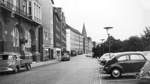 1964: Ein Blick auf die Schlachte, damals noch mit Autoverkehr und Parkplätzen. Im Hintergrund ist der Turm der Martinikirche zu sehen.