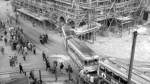 Beim Zusammenstoß zweier Straßenbahnen im September 1964 wird ein Waggon in die Arkaden des Rathauses gedrückt.