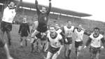 Der 8. Mai 1965 ist für viele Werder-Fans ein Datum, das unvergessen bleibt. Die Grün-Weißen werden zum ersten Mal in der Geschichte Deutscher Fußballmeister, einen Spieltag vor Saisonschluss sind sie vom härtesten Verfolger 1. FC Köln nicht mehr einzuholen.