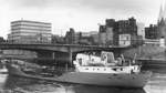 Blick auf die Wilhelm-Kaisen-Brücke im Jahr 1964. Im Hintergrund zu sehen: das mittlerweile aus dem Stadtbild verschwundene Kühne+Nagel-Gebäude, das seit 2017 einem Neubau weichen muss.
