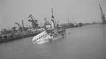 Schiffsuntergang Bremerhaven 1965 sw PUBLICATIONxINxGERxSUIxAUTxHUNxONLY 1023103896