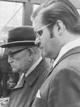 Hans Koschnick (vorne) wird 1967 Präsident des Bremer Senats und damit Bremens Bürgermeister. Bis 1985 behält er dieses Amt. Auf dem Bild ist er zusammen mit dem Alt-Bürgermeister Wilhelm Kaisen zu sehen.