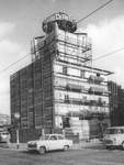 Der Opelturm auf dem Bahnhofsvorplatz 1967 (hier ohne die auffällige Werbekugel auf dem Dach). Noch im gleich Jahr wird der Turm, der von Architekt Heinz Stoffregen entworfen wurde, abgerissen.