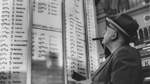 Sieht aus heutiger Sicht nach ausgeklügelter Kunst aus: Der Fahrplan in der Vorhalle des Bremer Hauptbahnhofs im Jahr 1965.