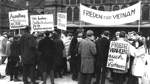 "Frieden für Vietnam" fordern diese Demonstranten im März 1966 bei einer Friedenskundgebung auf dem Bahnhofsvorplatz.
