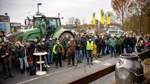 Landwirte protestieren vor Edeka-Zentrallager