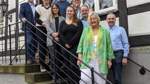 Verabschiedeten Annelen Voß (vorne, in Grün) gebührend vom Arbeitsleben (von links): Frank kleine Kruthaup (Erster Samtgemeinderat), Oberschulleiterin Etta Mörking, Tina Schwarz (Personalrat und Schulamt), Grundschulleiter Woldemar Schilberg, Nachfolgerin Kira Wätje, Kollege Markus Pieper, Samtgemeindebürgermeister Yves Nagel und Ehemann Michael Voß.
