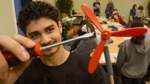 Baker aus einer achten Klasse der Oberschule Ganderkesee hat ein Windrad-Modell selbst gebaut. 