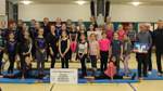 In der Schulturnhalle fand jüngst die Übergabe des Defibrillators und des Schwebebalkens statt. Damit kann der Verein die Sicherheit erhöhen und die Trainingsmöglichkeiten für die Turnmädchen verbessern.