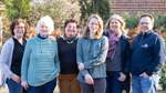 Marion Hoffmann (HVV, von links), Heidi Kasper, Claudia Krause (HVV), Carolin Rühe, Regine Suling (Förderverein Grundschule Martfeld) und Torsten Kirstein (Förderverein Kirsteins Hoff) tragen das Kinder- und Jugendtheater in Martfeld.