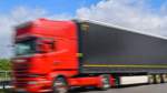 Bis zu 44 Tonnen bringt ein Lkw auf die Straße. Bis Ende Dezember will die EU mit einer neuen Richtlinie das begleitete Lkw-Fahren ab dem 17 Lebensjahr erlauben. 