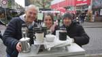 Christoph und Bianca Klauck sowie Marcus Müller-Könemund (v.l.) vermissen sonnabends seit Baustellenbeginn den Kaffeestand auf dem Delmemarkt. 