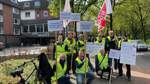 Die Gewerkschaft NGG protestiert vor dem Hotel Munte. „Es muss schon einiges passieren, bevor die Beschäftigten aus dem Gastgewerbe ihren Arbeitsplatz verlassen und sagen, dass es reicht“, sagt NGG-Gewerkschaftssekretärin Iris Münkel.